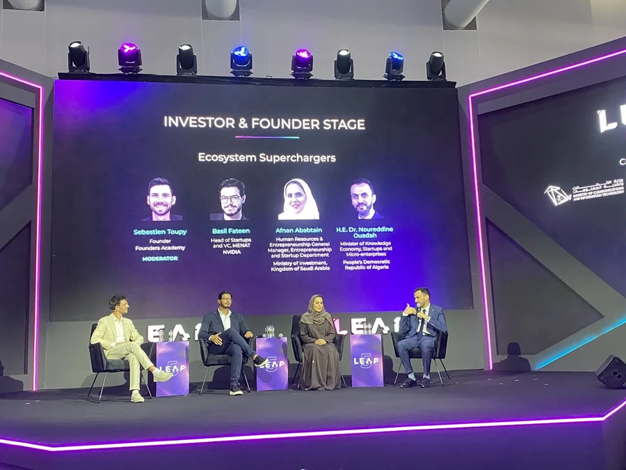 جلسة Investor and Founder Stage في LEAP 2026 بالرياض، بمشاركة سيباستيان توبي وباسل فتين وأفنان أبابطين وسعادة الدكتور نور الدين واده في نقاش حول تعزيز منظومة الشركات الناشئة