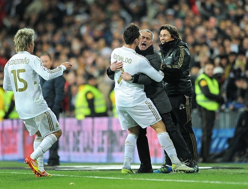 مورينيو يحتفل مع كريستيانو رونالدو وفابيو كوينتراو خلال فترته مدربا لريال مدريد