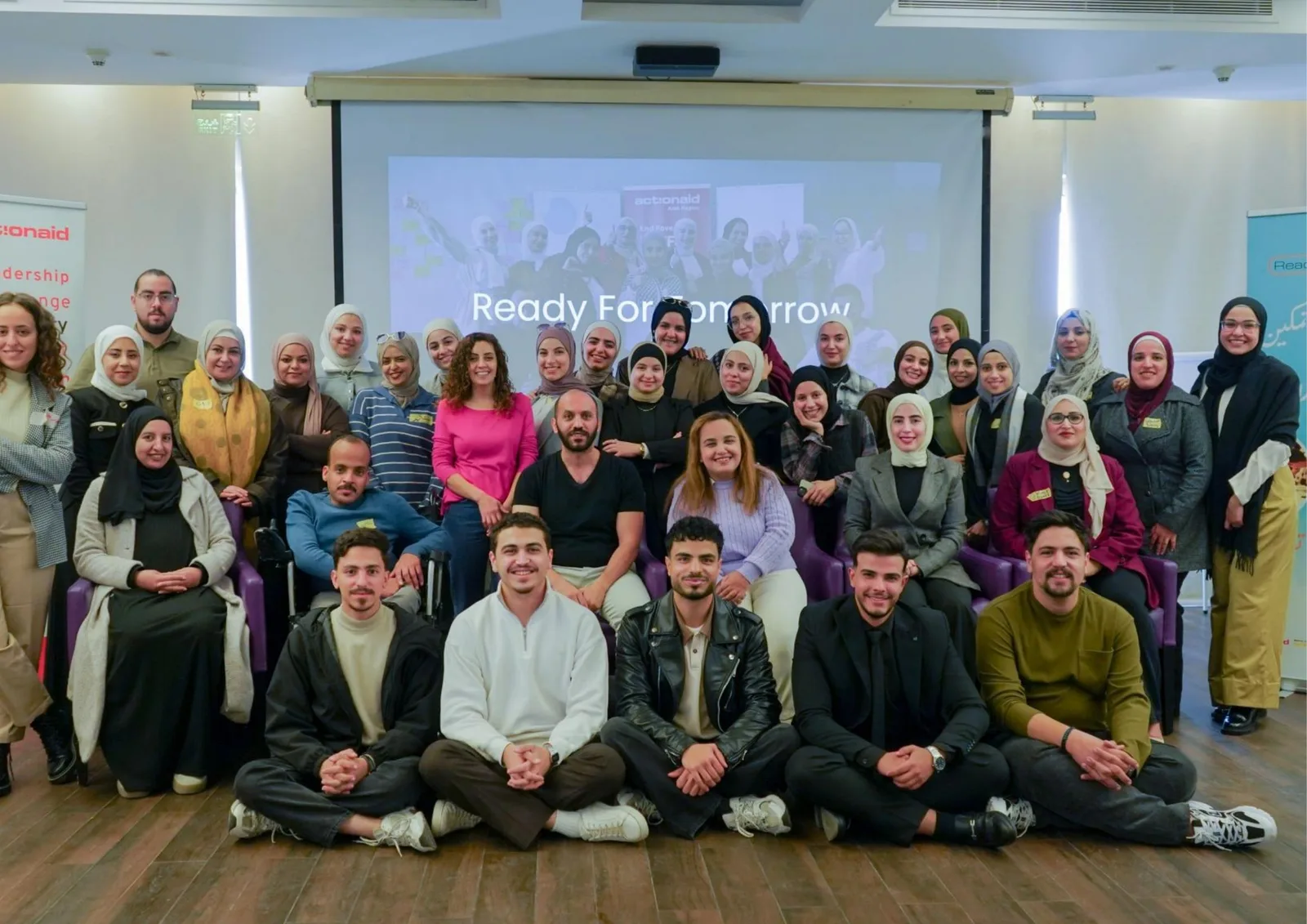 سري السباتين مع مجموعة من المدربين الشباب والمشاركين في برنامج Ready For Tomorrow التابع لـ ActionAid المنطقة العربية